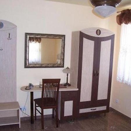 Hotel Faraon Кельце Экстерьер фото