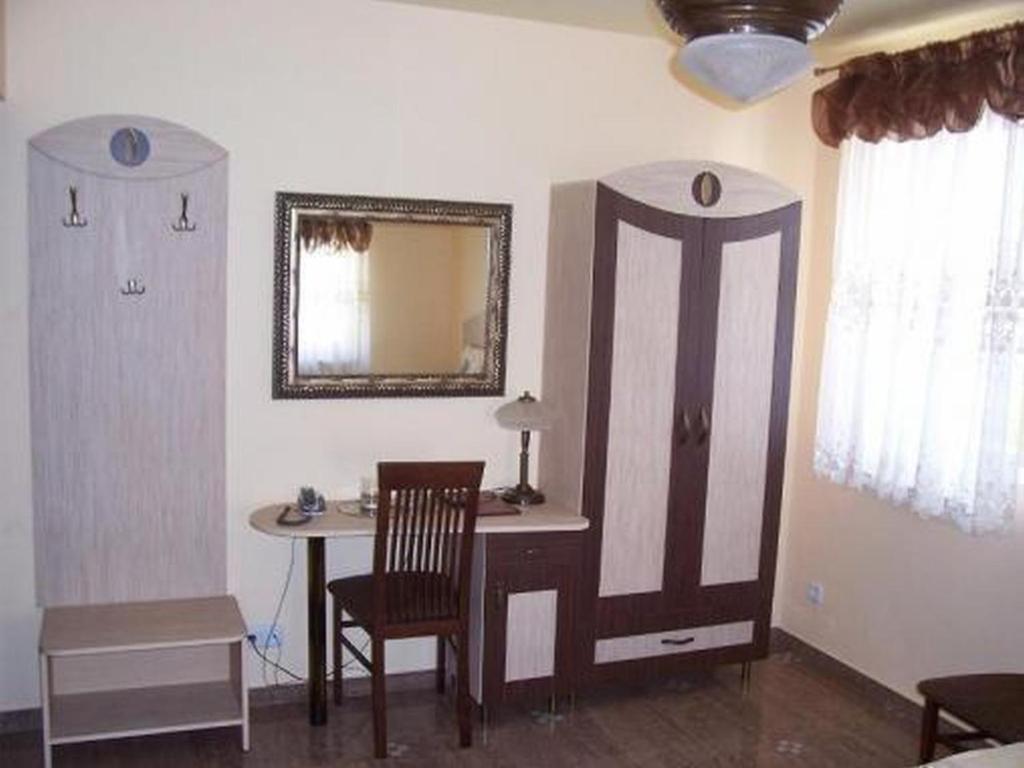 Hotel Faraon Кельце Экстерьер фото