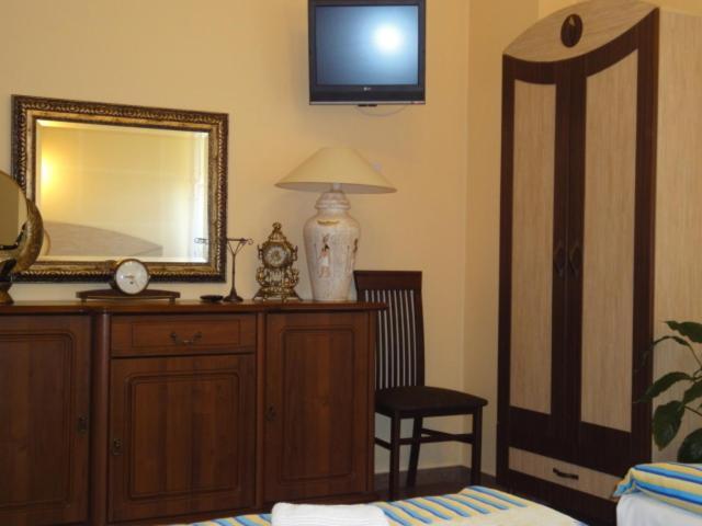 Hotel Faraon Кельце Экстерьер фото